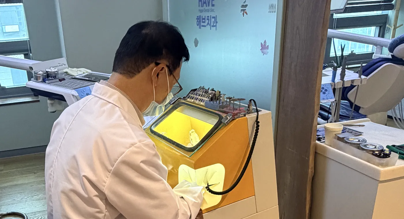 해브치과의원 진료실에서 원장이 틀니 기공 작업을 하는 모습